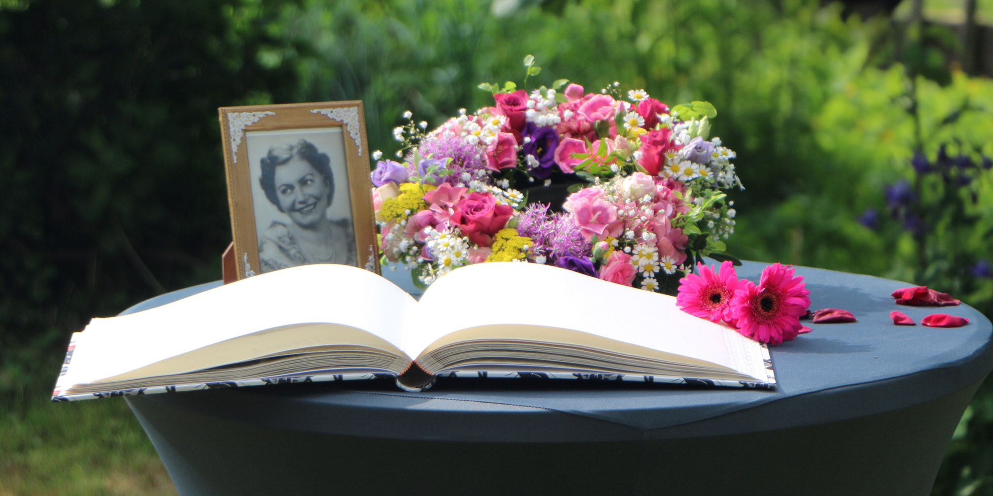 Kondolenzbuch auf einer Beerdigung - auch hilfreich, um Trauer zu verarbeiten